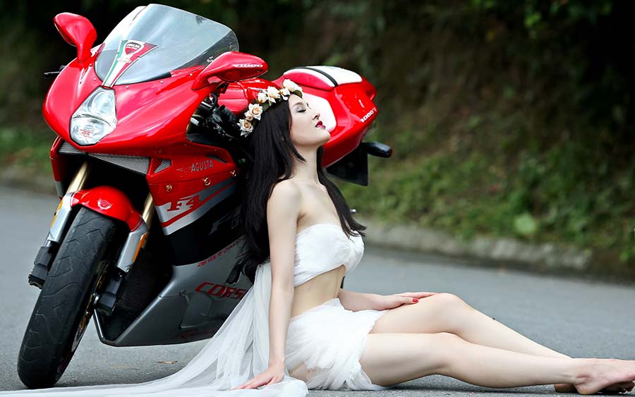 Beautiful girls and motorcycles in Kerman