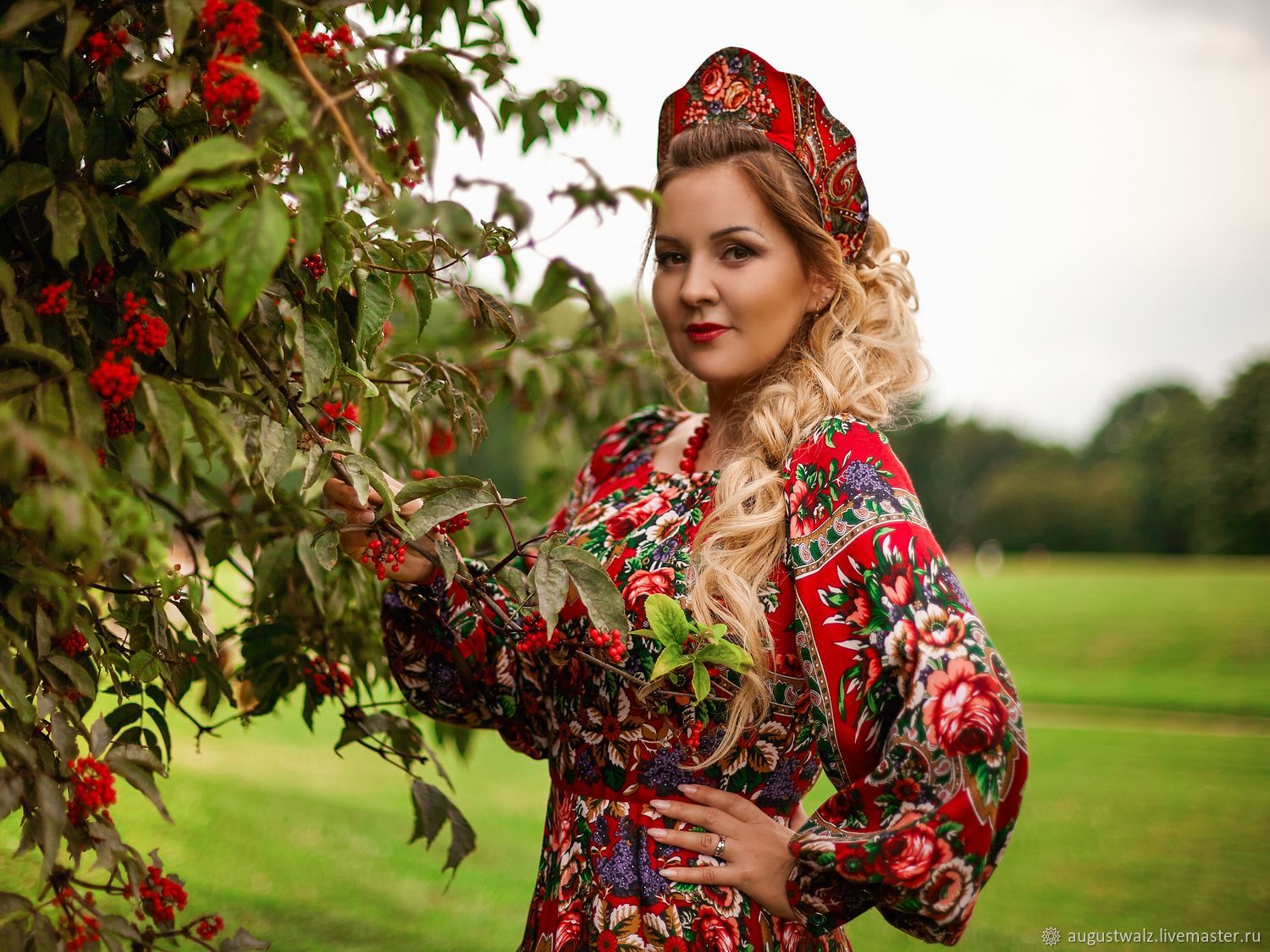 Women in Slavic costumes in Kerman