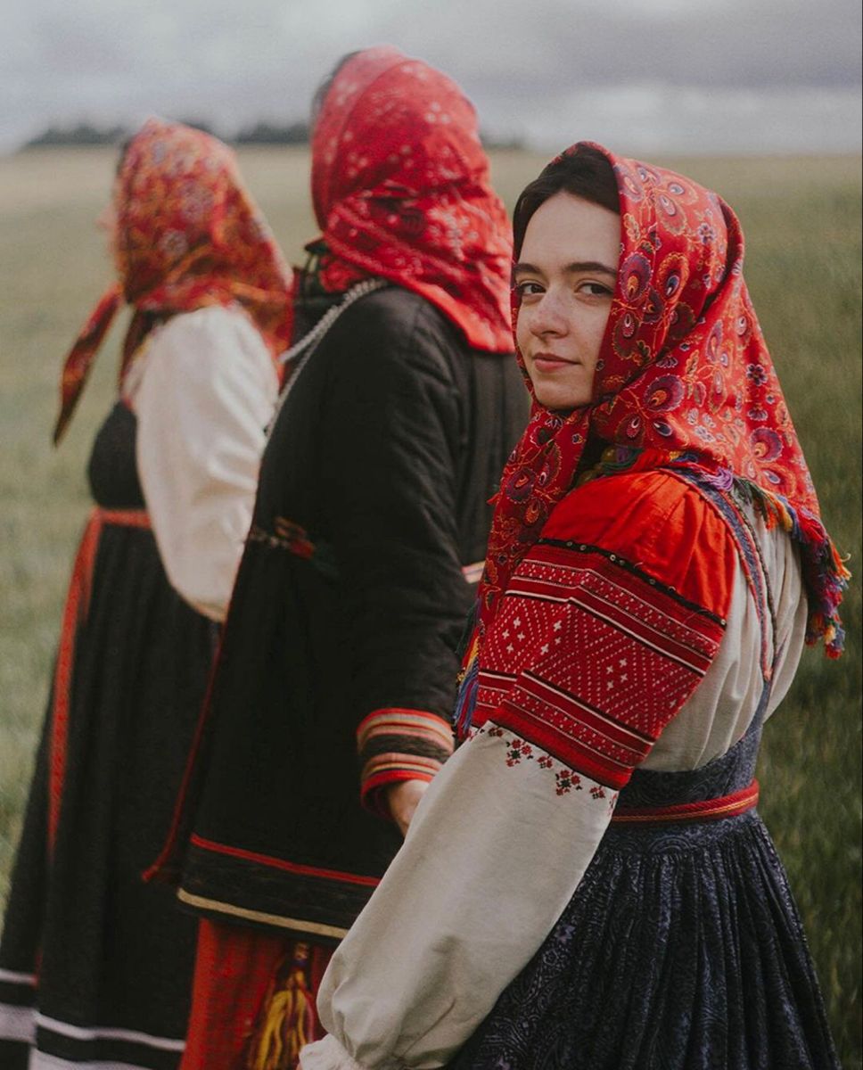 Women in Slavic costumes in Kerman