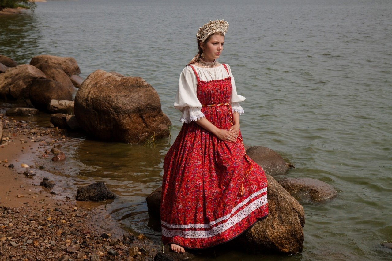 Women in Slavic costumes in Kerman