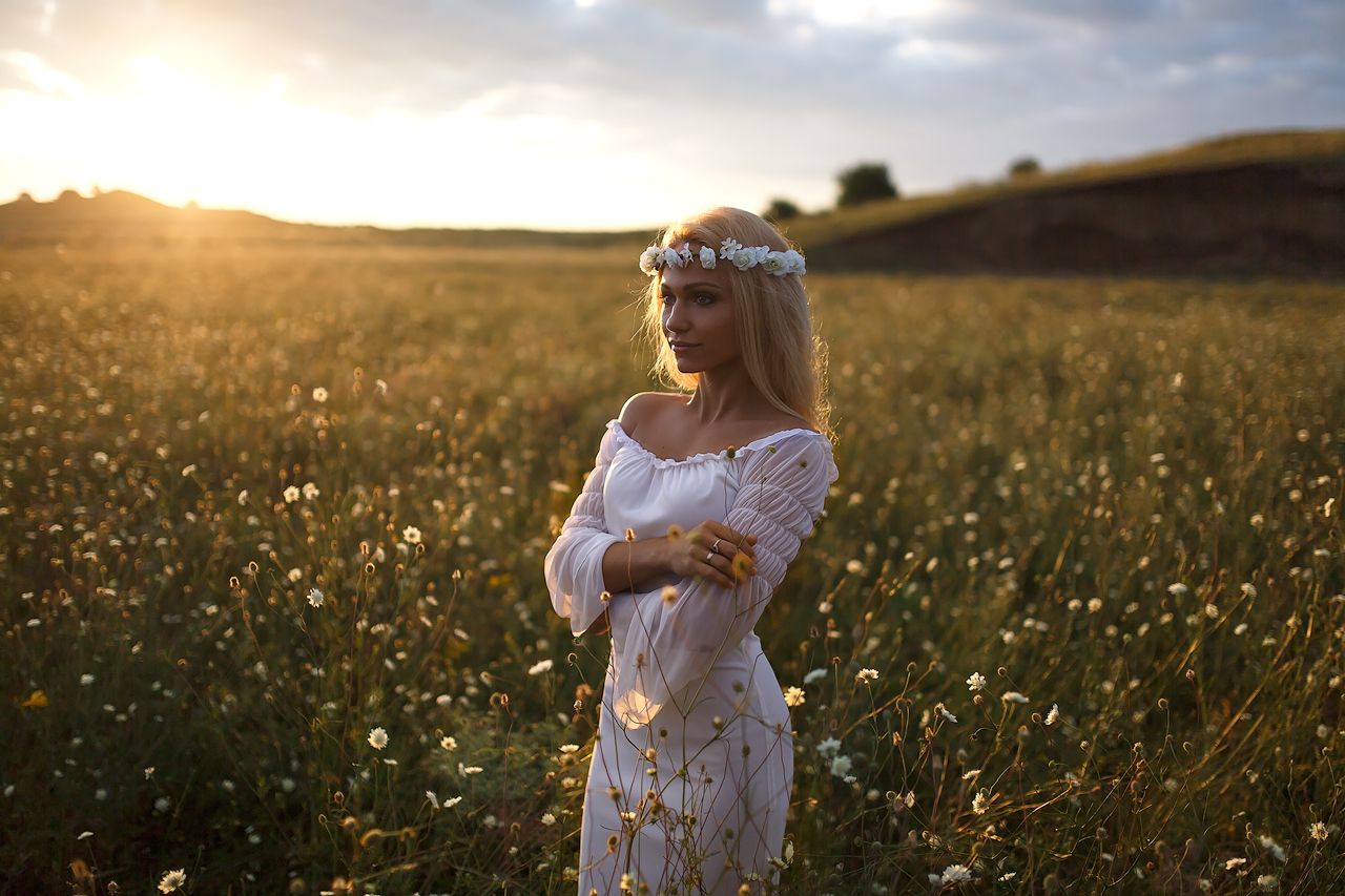 Girls in Slavic costumes in Kerman