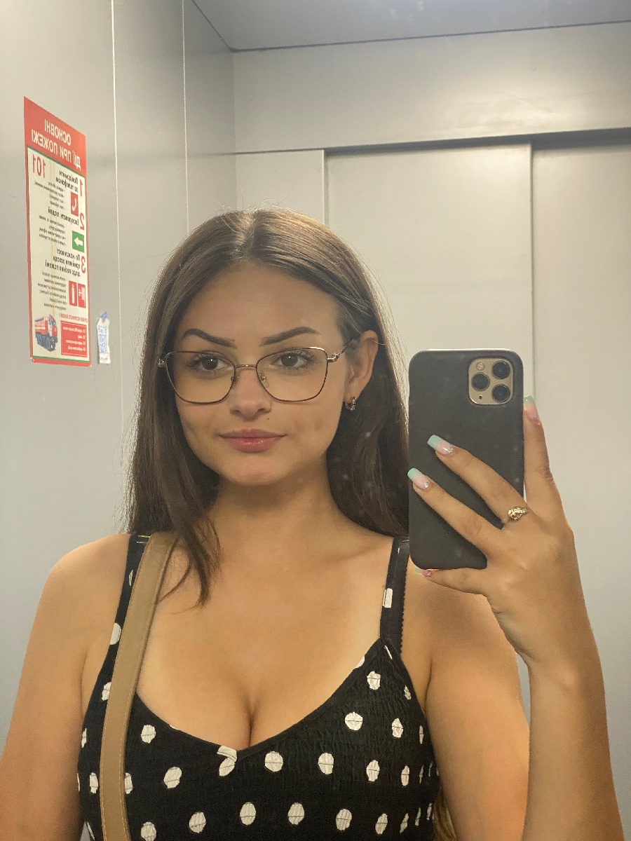 Sexy model Stacy in Kerman